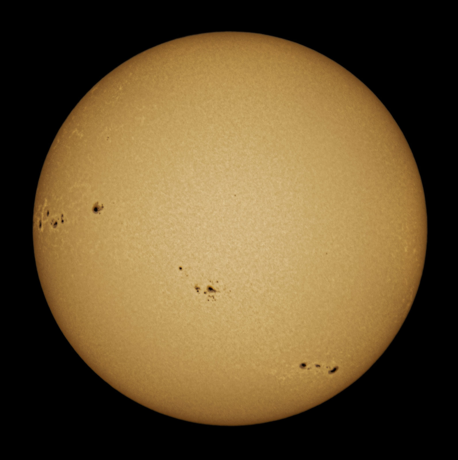 Active sun surface captured with a Tokina SZ 900mm f/11 mirror lens. Stunning details of umbra, penumbra of sunspots, and faculae are clearly visible in this simple shot. The lens is mounted on a Fuji XT-2 body, with a 1/400 second exposure time at ISO200. Shoot with Kenko PRO ND100000 filter.