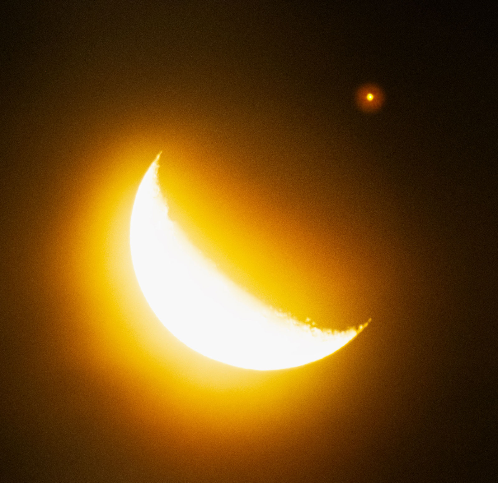 Captured at the end of the occultation of Antares behind the moon, this single shot was taken with a Tokina SZ 900mm f/11 mirror lens mounted on a Fuji XT-2 body. The exposure lasted 0.5 seconds at ISO10000. For such a long telephoto lens, the maximum exposure time before celestial bodies begin to move across the sensor—resulting in blurring—is just 0.25 seconds. Consequently, the image exhibits slight blur due to Earth's rotation!